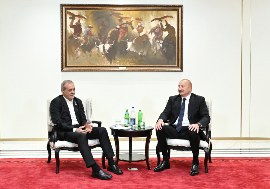 İlham Əliyev və Pezeşkian Bişkekdə görüşüb.