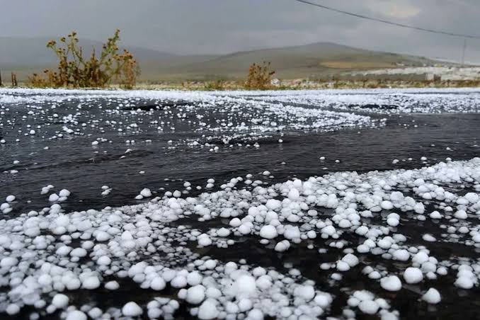 Kəlbəcərə dolu yağıb