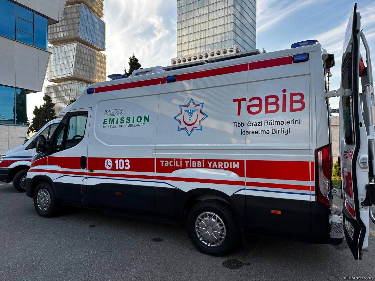 Bakıda güclü külək iki vətəndaşın xəsarət almasına səbəb olub